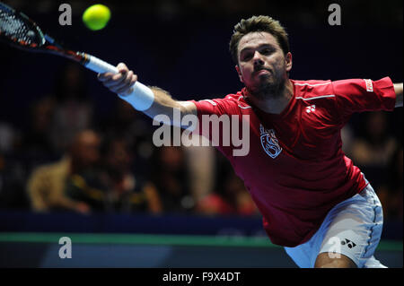 Singapur. 18. Dezember 2015. Schweizer Spieler kehrt Stan Wawrinka OUE Singapur Slammers den Ball an Schweizer Spieler Roger Federer OBI VAE Könige während der International führenden Tennis League (IPTL) Herren Einzel Satz am 18. Dezember 2015 in Singapore Indoor Stadium stattfand. Roger Federer gewann 6: 4. Bildnachweis: Dann Chih Wey/Xinhua/Alamy Live News Stockfoto