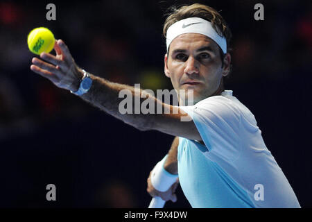 Singapur. 18. Dezember 2015. Schweizer Spieler Roger Federer von OBI VAE Royals den Ball an Schweizer Spieler Stan Wawrinka OUE Singapur Slammers während der International führenden Tennis League (IPTL) Herren dient Einzel Satz am 18. Dezember 2015 in Singapore Indoor Stadium stattfand. Roger Federer gewann 6: 4. Bildnachweis: Dann Chih Wey/Xinhua/Alamy Live News Stockfoto