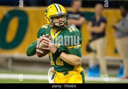 Fargo, North Dakota, USA. 18. Dezember 2015. Freitag, Dez. 18. Dezember 2015. North Dakota State Quarterback Easton Stick (12) erwärmt sich vor eine NCAA FCS-Halbfinale gegen Richmond am Fargodome in Fargo, North Dakota, am Freitag, 18. Dezember, 2015.Nick Wagner/CSM/Alamy Live News Stockfoto