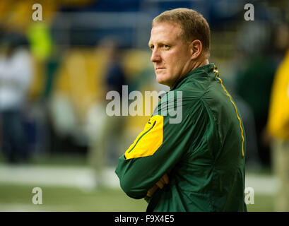 Fargo, North Dakota, USA. 18. Dezember 2015. Freitag, Dez. 18. Dezember 2015. North Dakota State Cheftrainer Chris Klieman Uhren seine Spieler Aufwärmen vor einem NCAA FCS Halbfinale Spiel gegen Richmond am Fargodome in Fargo, North Dakota, am Freitag, 18. Dezember, 2015.Nick Wagner/CSM/Alamy Live News Stockfoto