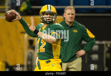 Fargo, North Dakota, USA. 18. Dezember 2015. Freitag, Dez. 18. Dezember 2015. North Dakota State Quarterback, Easton Stick (12) den Ball während übergibt, erwärmt, als Cheftrainer Chris Klieman vor Beginn der eine NCAA FCS-Halbfinale gegen Richmond am Fargodome in Fargo, North Dakota, am Freitag, 18. Dezember, 2015.Nick Wagner/CSM/Alamy Live News blickt auf Stockfoto