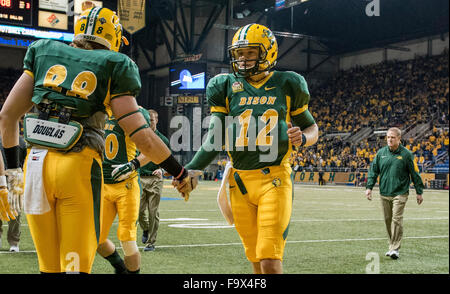 Fargo, North Dakota, USA. 18. Dezember 2015. Freitag, Dez. 18. Dezember 2015. North Dakota State Quarterback Easton Stick (12) verlässt das Feld nach dem Aufwärmen vor einem NCAA FCS Halbfinale Spiel gegen Richmond am Fargodome in Fargo, North Dakota, am Freitag, 18. Dezember, 2015.Nick Wagner/CSM/Alamy Live News Stockfoto