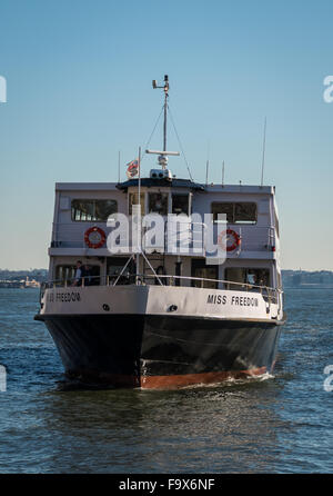 Statue Cruises Boot Segeln auf dem Hudson River an einem sonnigen Tag, NYC, USA Stockfoto