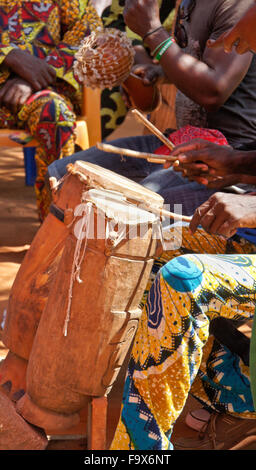 Musikinstrumente in Ewe Tron Vodun (Voodoo) Zeremonie, Lome, Togo Stockfoto