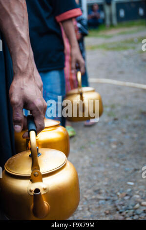 Schlange von Menschen mit goldenen Topf in der hand Stockfoto