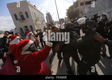 Bethlehem, West Bank. 18. Dezember 2015. Israelische Grenzpolizei Truppen konfrontieren einen palästinensischen Demonstranten während einer Demonstration gegen die israelische Verletzungen der Religionsfreiheit im Norden von Bethlehem. © Mustafa Bader/ZUMA Draht/Alamy Live-Nachrichten Stockfoto