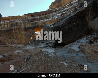 Utah: Kachina Brücke in White Canyon an einem kalten Dezember Nachmittag. Stockfoto