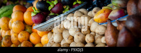 Verschiedene Arten von exotischen Früchte zum Verkauf auf einem lokalen Markt in Indonesien Stockfoto