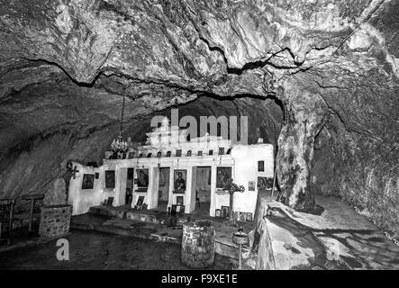 Zoodochos Pigi Kloster gebaut in einer Höhle an den Felshängen des Giona-Gebirges, in der Nähe von Delphi in Fokida Region Mittelgriechenland Stockfoto