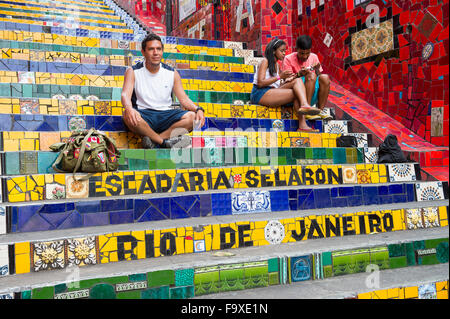 RIO DE JANEIRO, Brasilien - 23. Oktober 2015: Besucher posieren für Fotos auf der bunten Mosaik-Fliesen an der Escadaria Selaron. Stockfoto