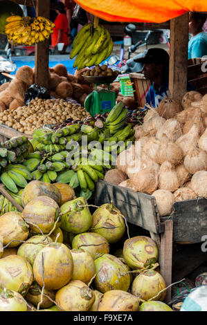 Anbieter verkaufen Kokosnüsse und grüne Bananen am lokalen Markt in Indonesien Stockfoto