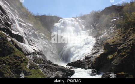 Kjosfossen-Wasserfall gesehen von der Flåmsbahn in Aurland, Norwegen Stockfoto