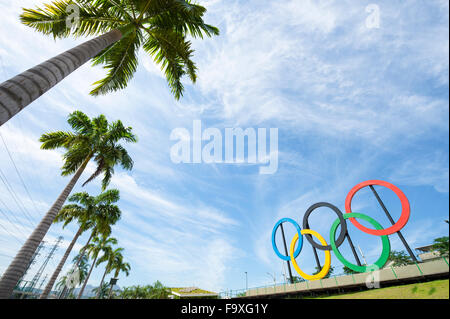 RIO DE JANEIRO, Brasilien - 31. Oktober 2015: Olympische Ringe stehen neben hohen Palmen im Park Parque Madureira in Zona Norte. Stockfoto