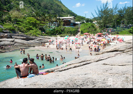 RIO DE JANEIRO, Brasilien - 31. Oktober 2015: Beachgoers nutzen ein sonniges Wochenende in Itacoatiara Beach in Niteroi. Stockfoto