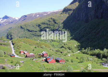 Einem norwegischen Dorf gesehen von der Flamsbana (Flam Railway) in Norwegen Stockfoto