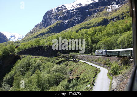 Ein Blick zurück auf die Waggons aus der Flamsbana (Flam Railway) in Norwegen Stockfoto