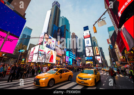 NEW YORK CITY, USA - 13. Dezember 2015: Helle Beschilderung Blitze über Urlaub Gedränge und Verkehr am Times Square vor Silvester Stockfoto