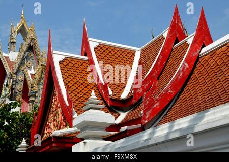 Pattaya, Thailand: Eingangspavillon im Wat Chai Mongkons mit Upswept Giebel Holzdächer Stockfoto