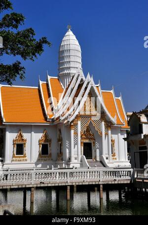 Pattaya, Thailand: Einen glitzernden weißen Pavillon auf Stelzen in einem Wassergraben mit einem zentralen Prang im Wat Chai Mongkons gesetzt * Stockfoto