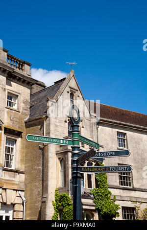 Touristische Hinweisschilder und malerischen Cotswolds Steinhäuser in Painswick, Gloucestershire, UK Stockfoto