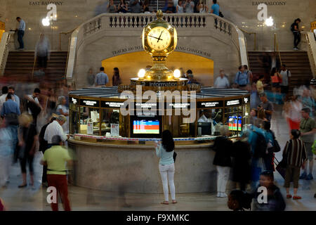 Informationsstand und Grand Central Uhr in der Haupthalle des Grand Central Terminal in New York City, USA Stockfoto