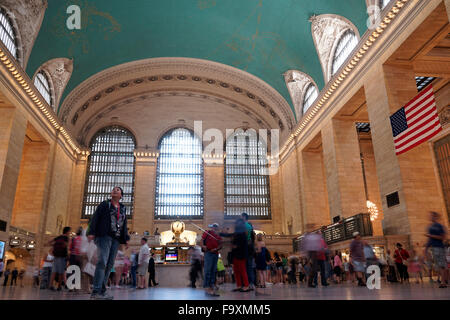 Innen-und niedrigen Winkel Ansicht von der Haupthalle des Grand Central Terminal mit Besuchern in New York City, USA Stockfoto