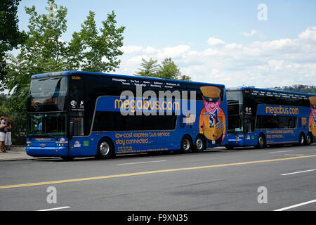 Megabus an der 34th Street zwischen dem 11. und 12. Avenue zu stoppen, in der West Side von Manhattan, New York City, USA Stockfoto