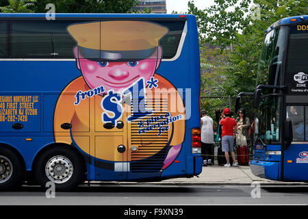 Megabus an der 34th Street zwischen dem 11. und 12. Avenue zu stoppen, in der West Side von Manhattan, New York City, USA Stockfoto