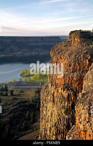 Die säulenförmigen Basalt-Wand des Steamboat Rock im Steamboat Rock State Park am Ufer der Devils Punch Bowl im oberen Grand Coulee Stockfoto