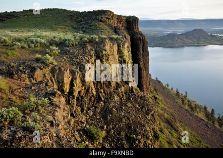 WASHINGTON - säulenförmigen Basalt Wand des Steamboat Rock im Steamboat Rock State Park am Ufer der Devils Punch Bowl auf Banken-See. Stockfoto