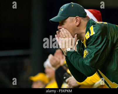 Fargo, North Dakota, USA. 18. Dezember 2015. Freitag, Dez. 18. Dezember 2015. North Dakota State Fan jubelt im zweiten Quartal eine NCAA FCS-Halbfinale gegen Richmond am Fargodome in Fargo, North Dakota, auf Freitag, 18. Dezember 2015. North Dakota State führt Richmond 26-0 nach der ersten Hälfte. Nick Wagner/CSM/Alamy Live News Bildnachweis: Cal Sport Media/Alamy Live-Nachrichten Stockfoto