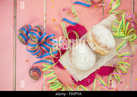 Berliner Krapfen und Luftschlangen, fasching Stockfoto