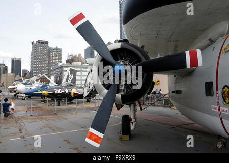 Das Flugdeck des Flugzeugträgers USS Intrepid. Intrepid Sea, Air & Raumfahrtmuseum. Manhattan, New York City, USA Stockfoto