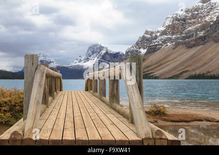 Holz Blick Fußgängerbrücke bietet einen atemberaubenden auf Bow Lake im Banff Nationalpark, Rocky Mountains, Alberta, Kanada, Nordamerika. Stockfoto