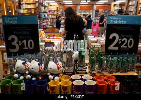 Mini-Freiheitsstatue kopiert zum Verkauf als Souvenir-Shop in New York City, USA Stockfoto