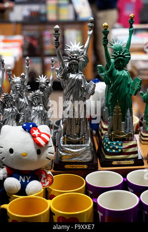 Mini-Freiheitsstatue kopiert zum Verkauf als Souvenir-Shop in New York City, USA Stockfoto