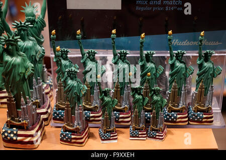 Mini-Freiheitsstatue kopiert zum Verkauf als Souvenir-Shop in New York City, USA Stockfoto