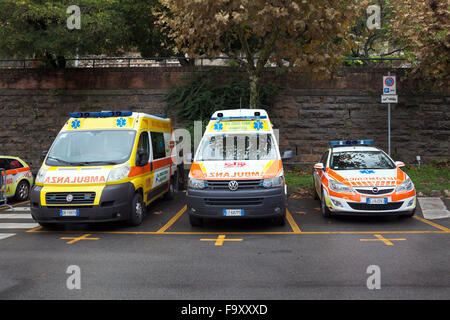 Italienische Krankenwagen Autos auf einem Parkplatz geparkt Stockfoto
