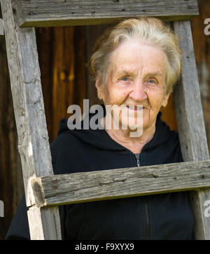 Portrait einer älteren Frau im Dorf. Stockfoto