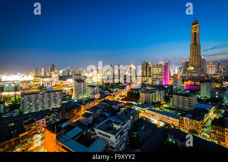 Blick auf Bezirk Ratchathewi in der Dämmerung, in Bangkok, Thailand. Stockfoto