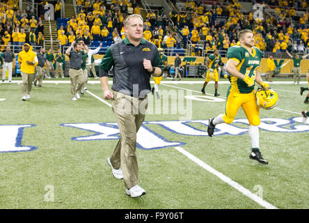 Fargo, North Dakota, USA. 18. Dezember 2015. 18. Dezember 2015: North Dakota State Cheftrainer Chris Klieman läuft bis Mittelfeld nach dem Sieg gegen Richmond in einem Halbfinale NCAA FCS-Spiel bei Fargodome in Fargo, North Dakota, auf Freitag, 18. Dezember 2015. North Dakota State schlagen Richmond 33-7, auf der FCS national Championship Spiel für das fünfte Jahr in Folge zu gelangen. Nick Wagner/CSM Credit: Cal Sport Media/Alamy Live-Nachrichten Stockfoto