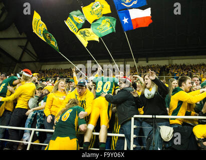 Fargo, North Dakota, USA. 18. Dezember 2015. 18. Dezember 2015: North Dakota Zustand-Fußball-Spieler feiern mit den Fans nach dem Spiel gegen Richmond in einem Halbfinale NCAA FCS-Spiel bei Fargodome in Fargo, North Dakota, auf Freitag, 18. Dezember 2015. North Dakota State schlagen Richmond 33-7, auf der FCS national Championship Spiel für das fünfte Jahr in Folge zu gelangen. Nick Wagner/CSM Credit: Cal Sport Media/Alamy Live-Nachrichten Stockfoto