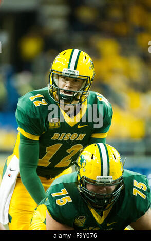 Fargo, North Dakota, USA. 18. Dezember 2015. 18. Dezember 2015: North Dakota State quarterback Easton Stick (12). Nick Wagner/CSM Credit: Cal Sport Media/Alamy Live-Nachrichten Stockfoto