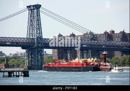 Lower East Side von Manhattan mit Williamsburg Bridge aus Williamsburg Brooklyn mit Blick auf den East River, New York City, USA Stockfoto