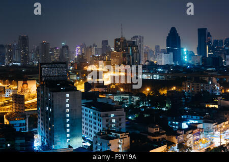 Blick auf die Wolkenkratzer in der Nacht in Bangkok, Thailand. Stockfoto