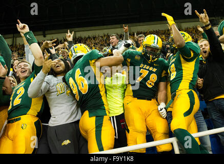 Fargo, North Dakota, USA. 18. Dezember 2015. 18. Dezember 2015: North Dakota Zustand-Fußball-Spieler feiern mit den Fans nach dem Spiel gegen Richmond in einem Halbfinale NCAA FCS-Spiel bei Fargodome in Fargo, North Dakota, auf Freitag, 18. Dezember 2015. North Dakota State schlagen Richmond 33-7, auf der FCS national Championship Spiel für das fünfte Jahr in Folge zu gelangen. Nick Wagner/CSM Credit: Cal Sport Media/Alamy Live-Nachrichten Stockfoto