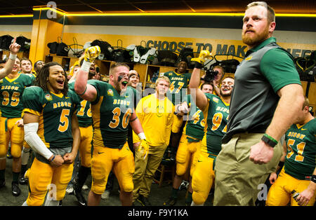 Fargo, North Dakota, USA. 18. Dezember 2015. 18. Dezember 2015: North Dakota State Spieler und Trainer feiern ihren Sieg über Richmond in einem Halbfinale NCAA FCS-Spiel bei Fargodome in Fargo, North Dakota, am Freitag, 18. Dezember 2015. North Dakota State schlagen Richmond 33-7, auf der FCS national Championship Spiel für das fünfte Jahr in Folge zu gelangen. Nick Wagner/CSM Credit: Cal Sport Media/Alamy Live-Nachrichten Stockfoto