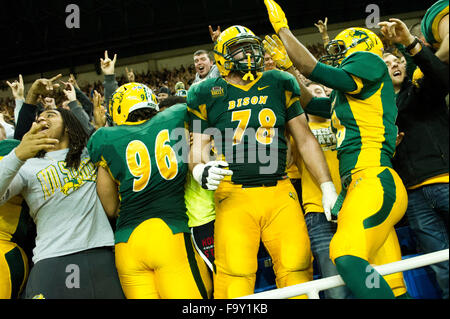 Fargo, North Dakota, USA. 18. Dezember 2015. 18. Dezember 2015: North Dakota Zustand-Fußball-Spieler feiern mit den Fans nach dem Spiel gegen Richmond in einem Halbfinale NCAA FCS-Spiel bei Fargodome in Fargo, North Dakota, auf Freitag, 18. Dezember 2015. North Dakota State schlagen Richmond 33-7, auf der FCS national Championship Spiel für das fünfte Jahr in Folge zu gelangen. Nick Wagner/CSM Credit: Cal Sport Media/Alamy Live-Nachrichten Stockfoto