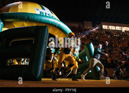 Fargo, North Dakota, USA. 18. Dezember 2015. Freitag, Dez. 18. Dezember 2015. North Dakota State Cheftrainer Chris Klieman führt sein Team auf dem Feld vor einem NCAA FCS Halbfinale Spiel gegen Richmond am Fargodome in Fargo, North Dakota, am Freitag, 18. Dezember, 2015.Nick Wagner/CSM/Alamy Live News Bildnachweis: Cal Sport Media/Alamy Live News Stockfoto