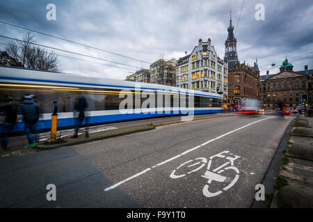 Verkehr auf Raadhuisstraat in Amsterdam, Niederlande. Stockfoto